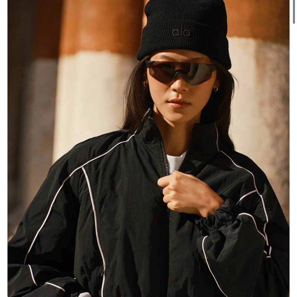 ALO Yoga Motivate Full Zip Up Jacket Black & White - Picture 3 of 12